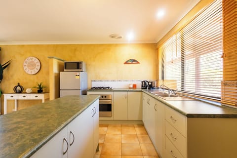 Economy Cottage | Living area | Flat-screen TV, table tennis