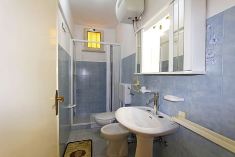 Apartment, 2 Bedrooms, Non Smoking | Bathroom | Shower, rainfall showerhead, bidet