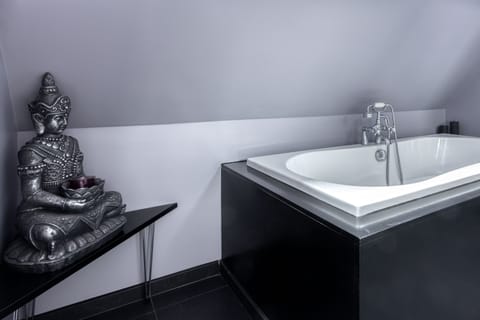 Deluxe Apartment | Deep soaking bathtub