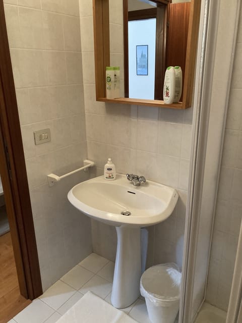 Shower, rainfall showerhead, free toiletries, hair dryer