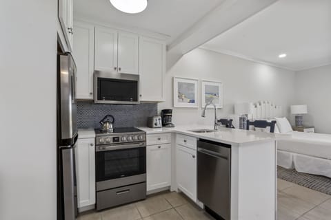 West Studio Corner Queen | Private kitchen | Full-size fridge, microwave, stovetop, dishwasher