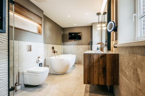 Suite Royal | Bathroom | Eco-friendly toiletries, hair dryer, bathrobes, slippers