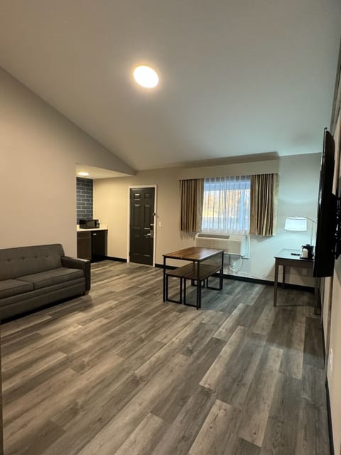 Executive Studio Suite, 1 King Bed, Non Smoking (Huron) | Living area | 42-inch plasma TV with cable channels, TV