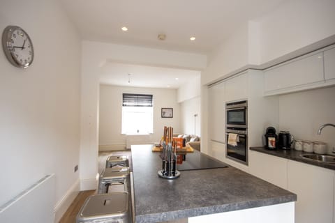 HU1 City Centre Hub Apartment | Private kitchen | Full-size fridge, microwave, oven, stovetop