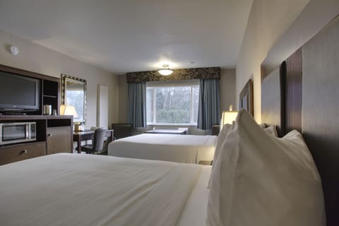 Executive Suite, 2 Queen Beds (Mini, Remodeled) | Iron/ironing board, bed sheets