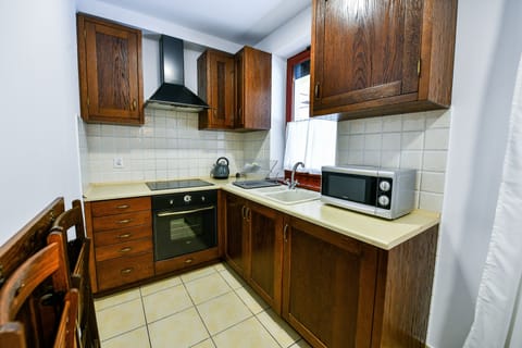 Classic Apartment | Private kitchen | Full-size fridge, oven, stovetop, coffee/tea maker