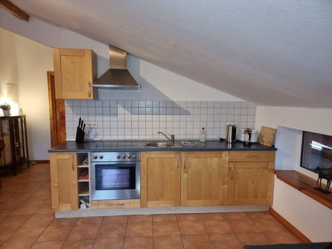 Apartment (Scarletti) | Private kitchen | Full-size fridge, oven, stovetop, toaster