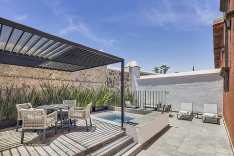 Minibar, in-room safe, desk, iron/ironing board