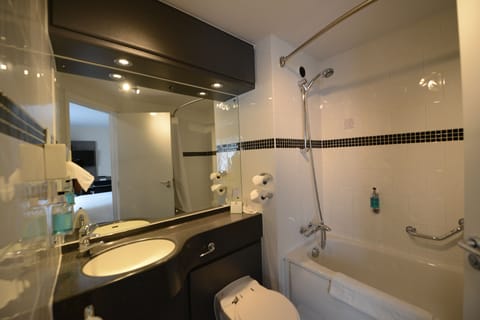 Standard Room | Bathroom | Combined shower/tub, free toiletries, hair dryer, towels