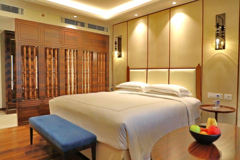 Deluxe Room, 1 King Bed | Minibar, in-room safe, individually decorated, individually furnished