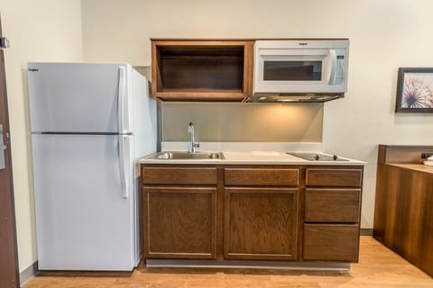 Full-size fridge, microwave, stovetop