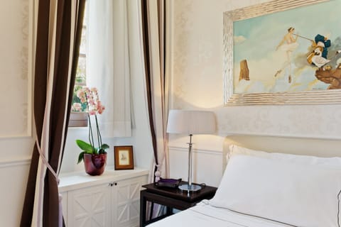 Classic Room | Minibar, in-room safe, individually decorated, individually furnished