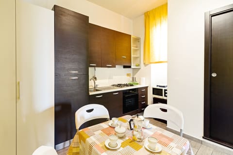 Apartment, 3 Bedrooms | Private kitchen | Full-size fridge, microwave, oven, stovetop