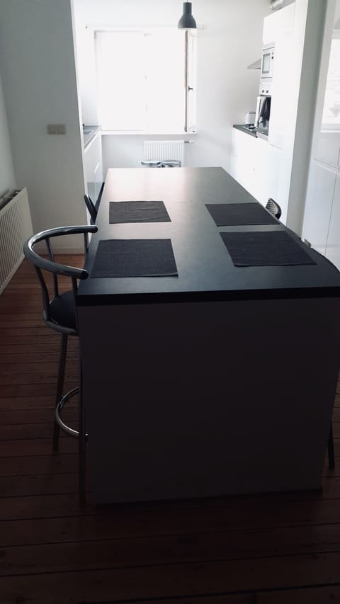 Full-size fridge, microwave, oven, stovetop