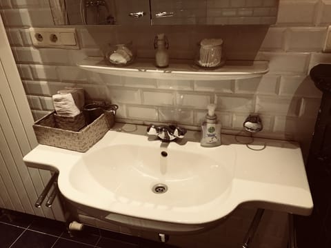 Deluxe Suite | Bathroom sink