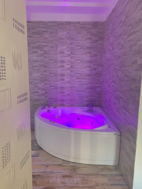 Romantic Room, Jetted Tub | Jetted tub