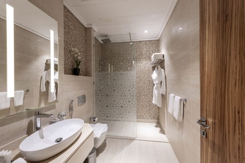 Premier Apartment, 2 Bedrooms | Bathroom | Shower, designer toiletries, hair dryer, bathrobes