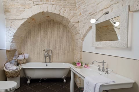 Trullo - Suite | Bathroom | Hair dryer, towels, shampoo