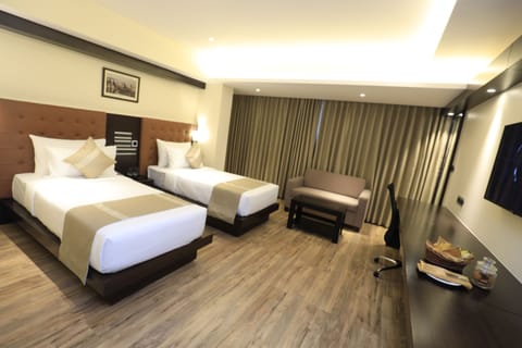 Deluxe Double Room | In-room safe, laptop workspace, iron/ironing board, rollaway beds