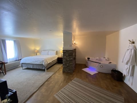 Honeymoon Studio Suite, Non Smoking, Garden View | Memory foam beds, blackout drapes, iron/ironing board, free WiFi