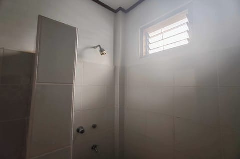 Family Room | Bathroom | Shower, rainfall showerhead, free toiletries, bidet