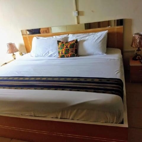 Business Studio Suite, 1 King Bed | Premium bedding, individually decorated, individually furnished, desk