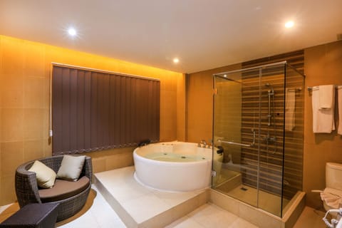 Jacuzzi Suite Room | Bathroom | Separate tub and shower, rainfall showerhead, hair dryer, bidet