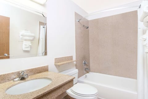 Combined shower/tub, free toiletries, hair dryer, towels