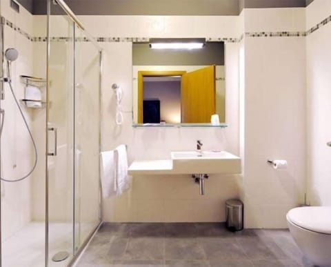 Shower, rainfall showerhead, free toiletries, hair dryer