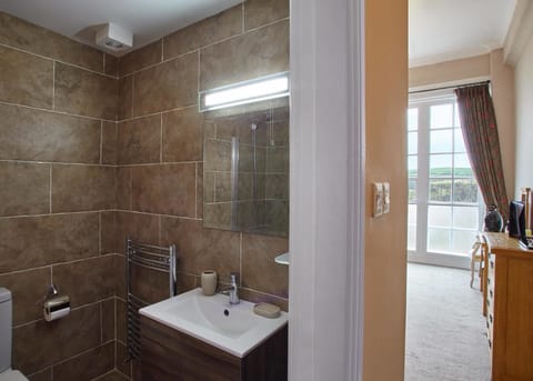 Combined shower/tub, free toiletries, hair dryer, towels