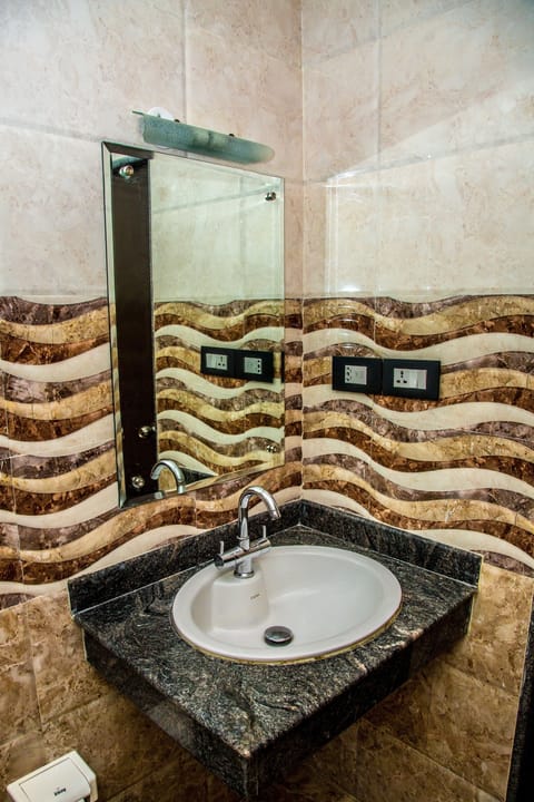 Executive Suite, 1 Bedroom | Bathroom sink