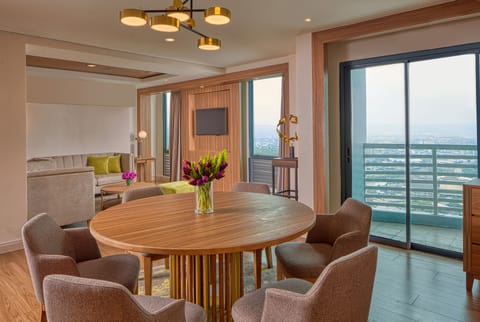 Two Bedroom Premiere Suite | Dining room