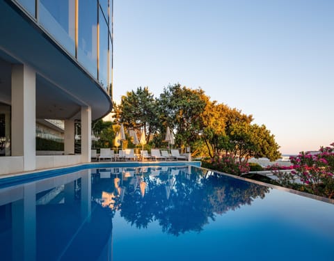 Indoor pool, 3 outdoor pools, pool umbrellas, sun loungers