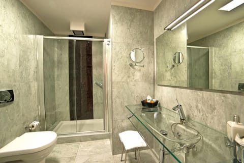 Triple Room | Bathroom | Shower, rainfall showerhead, free toiletries, hair dryer