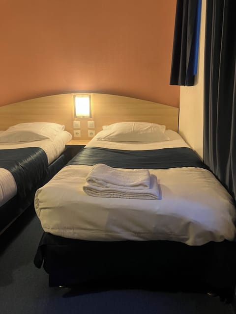 Standard Room, 2 Twin Beds | Desk, soundproofing, iron/ironing board, rollaway beds