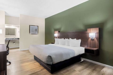 Standard Room, 1 King Bed, Non Smoking | In-room safe, desk, laptop workspace, soundproofing