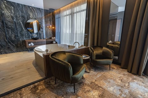 Sky Suite | Bathroom | Free toiletries, hair dryer, towels