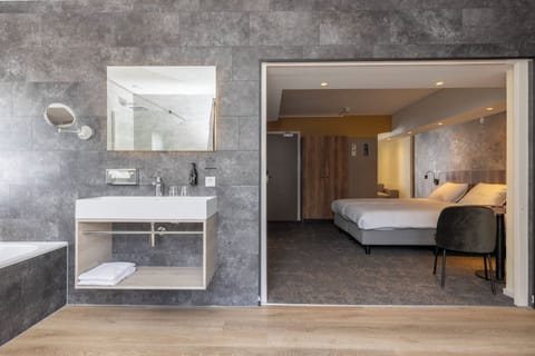 Junior Suite | Bathroom | Eco-friendly toiletries, hair dryer, towels