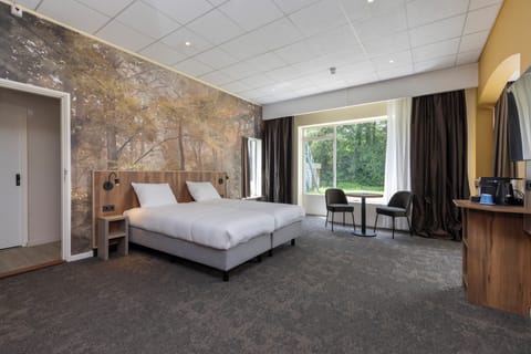 Luxury Suite | In-room safe, desk, free WiFi, bed sheets