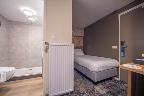 Single Room | In-room safe, desk, free WiFi, bed sheets