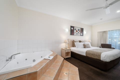 Executive King Spa | Minibar, iron/ironing board, free WiFi, bed sheets