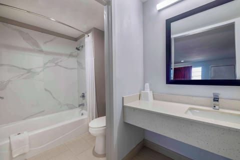 Combined shower/tub, towels