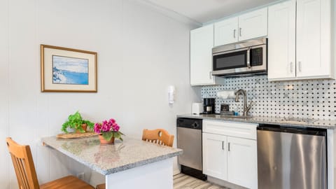 Deluxe Studio, Kitchen | Private kitchen | Full-size fridge, microwave, stovetop, cookware/dishes/utensils