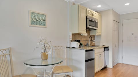 Studio, Kitchen | Private kitchen | Full-size fridge, microwave, stovetop, cookware/dishes/utensils