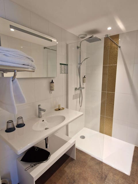 Shower, free toiletries, hair dryer, towels