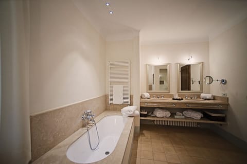 Executive Suite | Bathroom | Rainfall showerhead, free toiletries, hair dryer, bathrobes