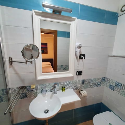 Classic Twin Room | Bathroom | Shower, rainfall showerhead, bidet, towels