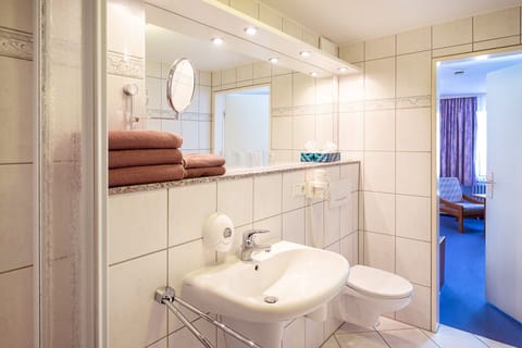 Comfort Triple Room, Non Smoking | Bathroom sink