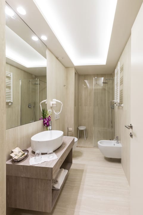 Superior Double Room (Grand Tour Eleganza Vista Parco) | Bathroom | Shower, rainfall showerhead, free toiletries, hair dryer