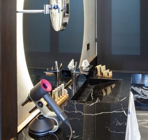 Deluxe Double Room | Bathroom sink